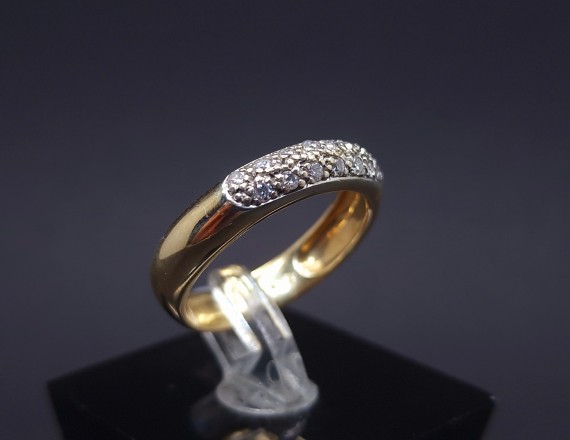 Gold ring with diamonds