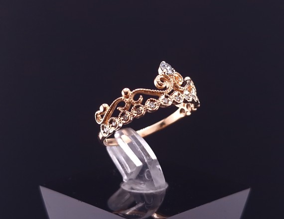 Gold ring with diamonds