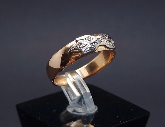 Gold ring with diamonds