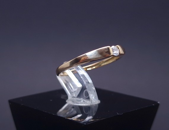 Gold ring with diamond