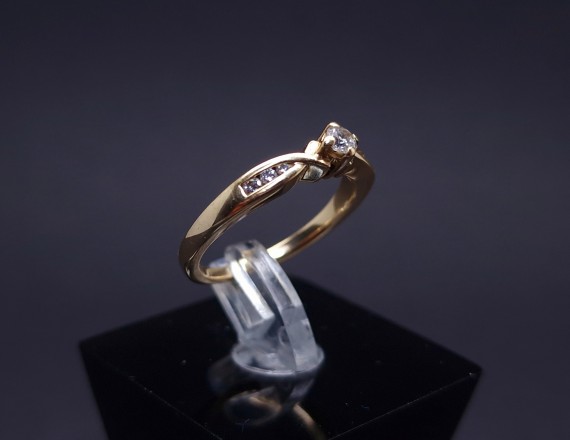 Gold ring with diamonds