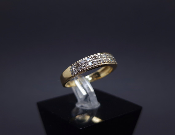 Gold ring with diamonds