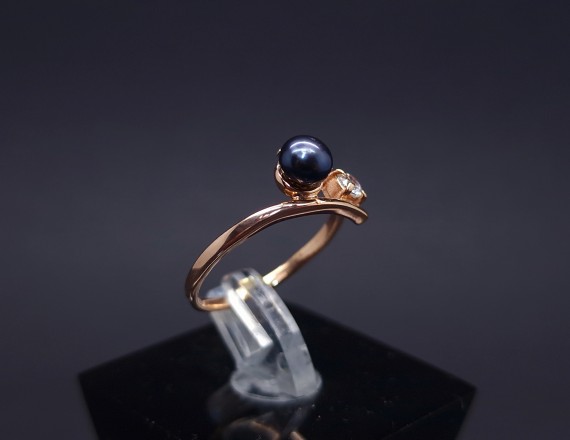 Gold ring with pearls and zircon