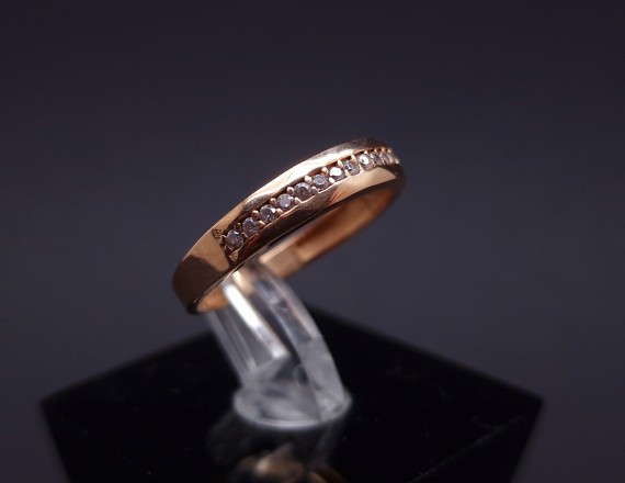 Gold ring with zircons