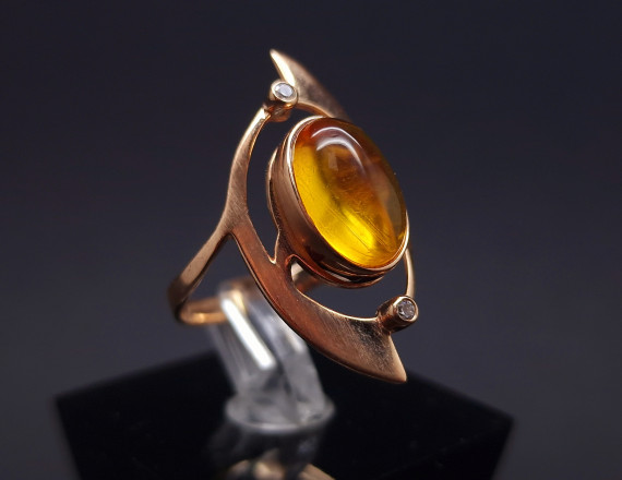 Vintage gold ring with amber