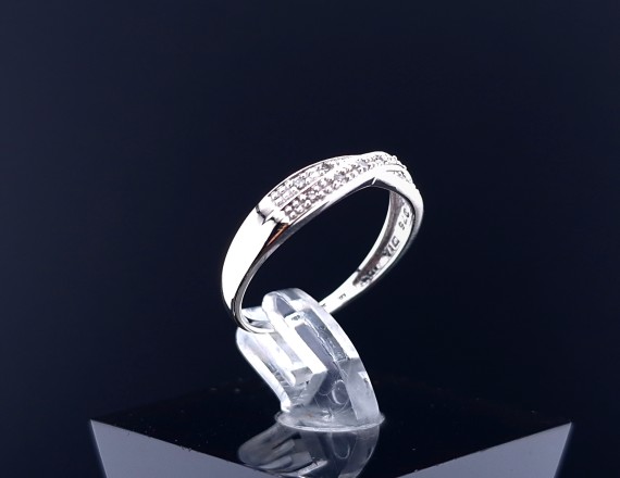 Gold ring with diamonds