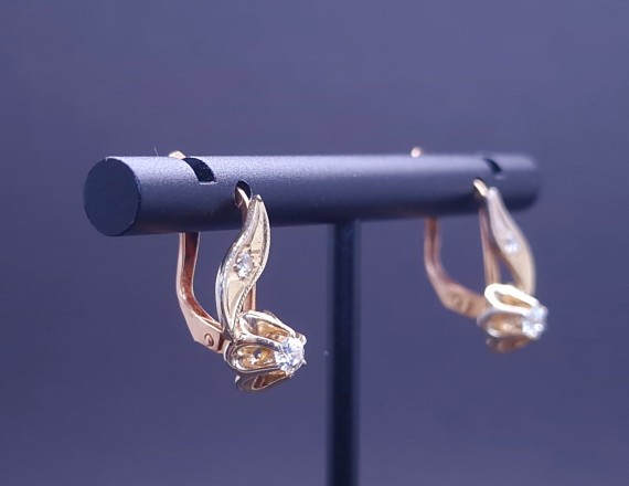 Gold earrings with zircons 