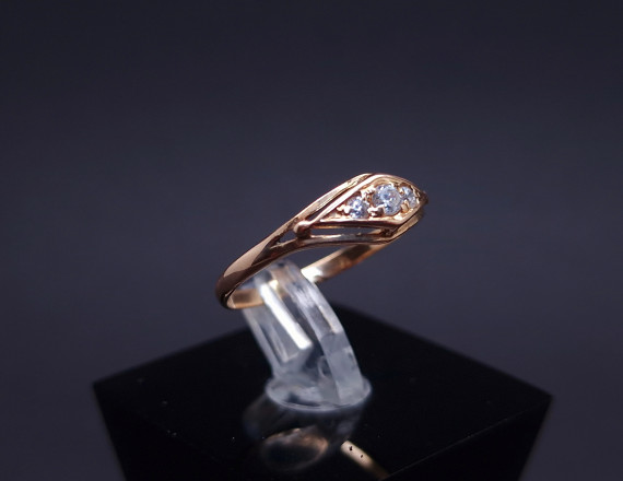 Gold ring with zircons