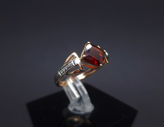 Gold ring with zircons and colored stone