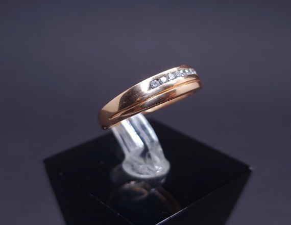 Gold ring with zircons