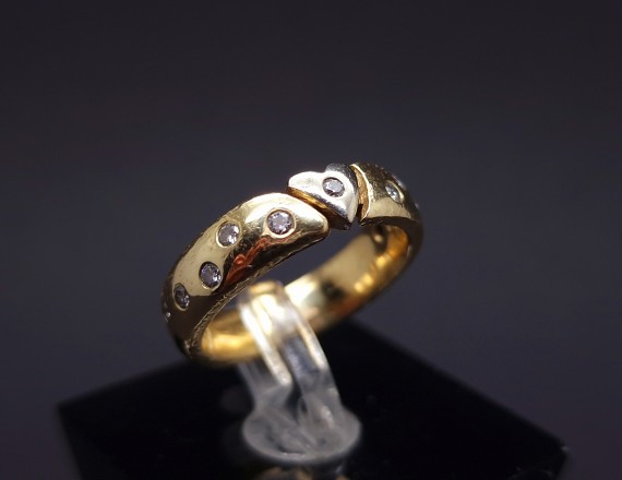 Gold ring with diamonds