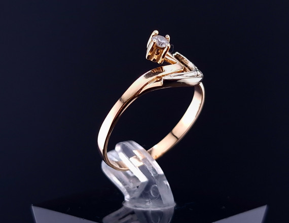 Gold ring with zircons