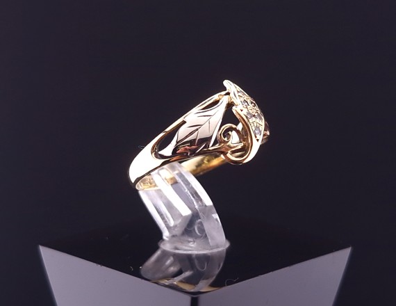 Gold ring with diamonds