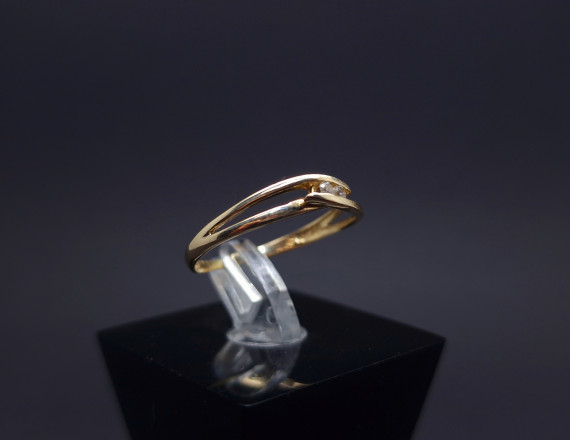 Gold ring with zircons