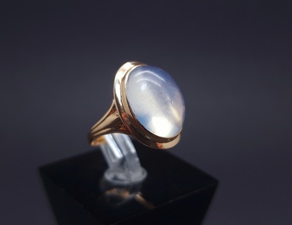 Gold ring with colored stone