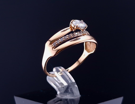 Gold ring with zircons