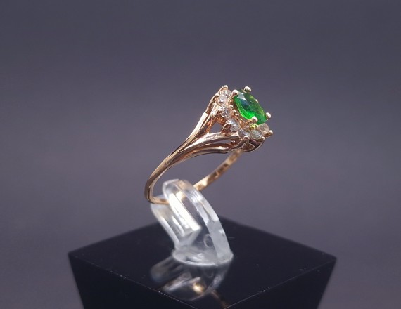 Gold ring with zircons and colored stone