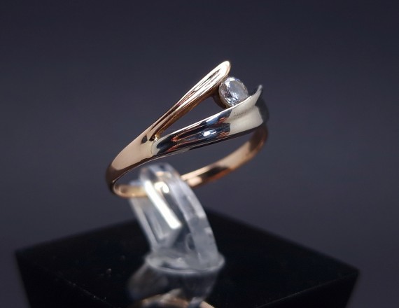 Gold ring with zircon