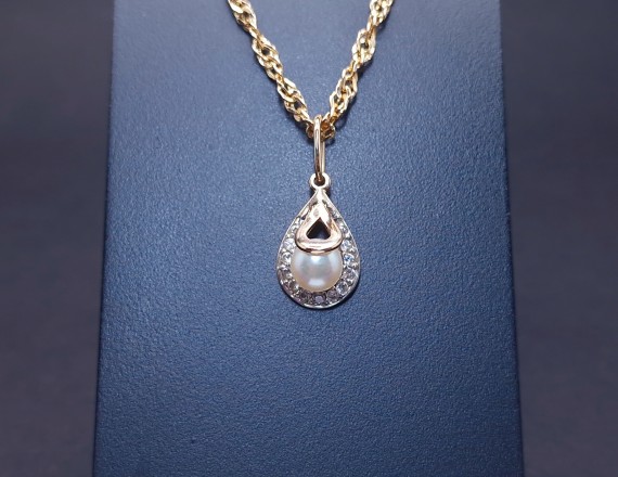 Gold pendant with pearls and zircons