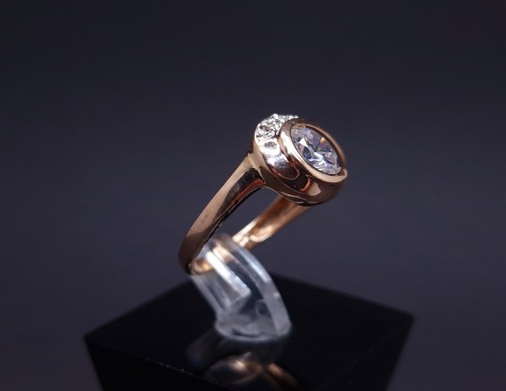 Gold ring with zircons