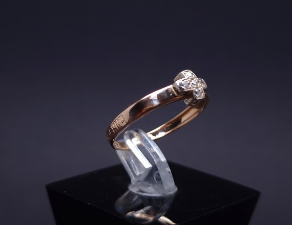 Gold ring with zircons