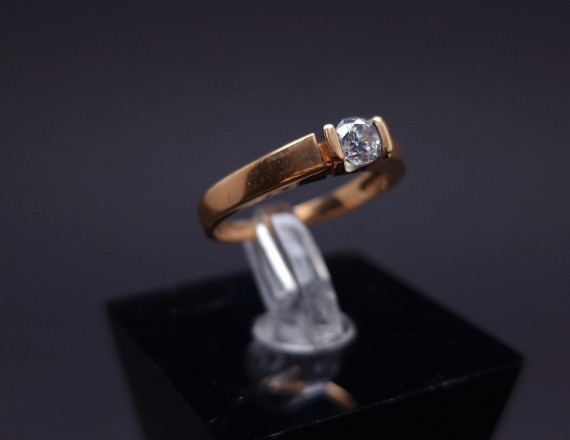 Gold ring with zircon