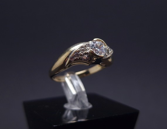 Gold ring with zircons