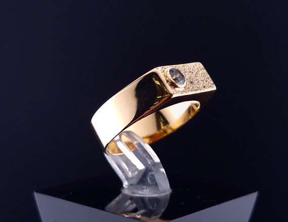 Gold ring with zircon