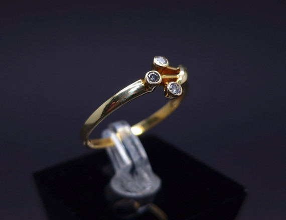 Gold ring with diamonds