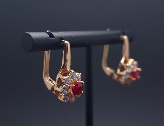 Gold earrings with colored stones