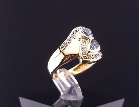 Gold ring with colored stones