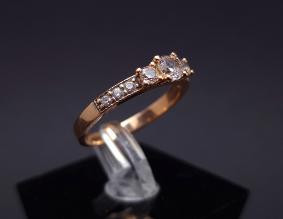 Gold ring with zircons