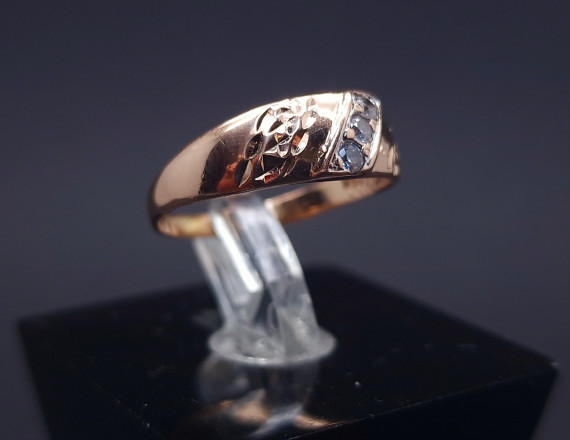 Gold ring with zircons