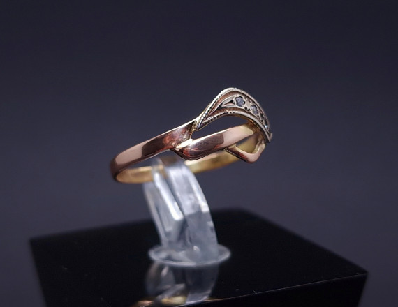 Gold ring with zircons