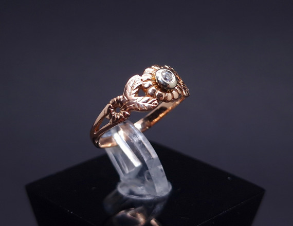 Gold ring with diamond