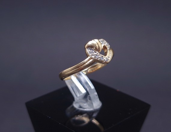 Gold ring with diamonds