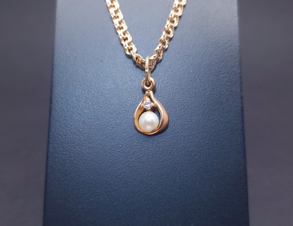 Gold pendant with pearls and zircon