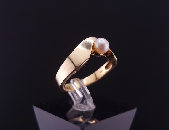 Gold ring with pearls