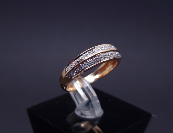 Gold ring with diamonds