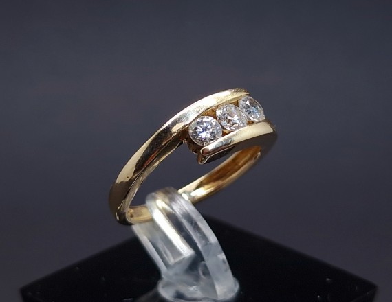 Gold ring with diamonds