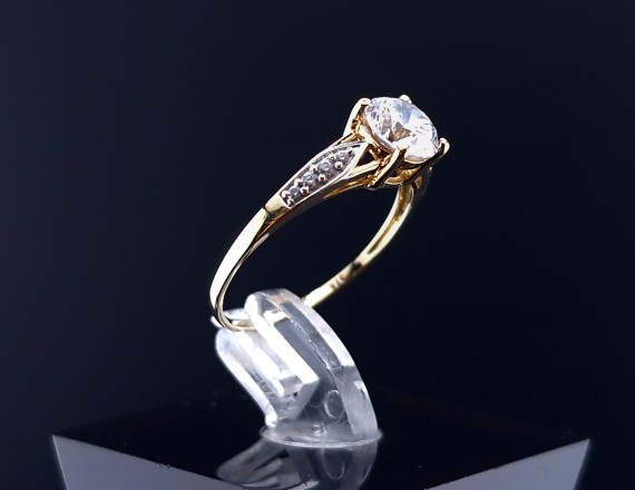 Gold ring with zircons