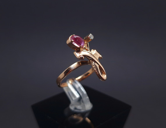 Gold ring with colored stones