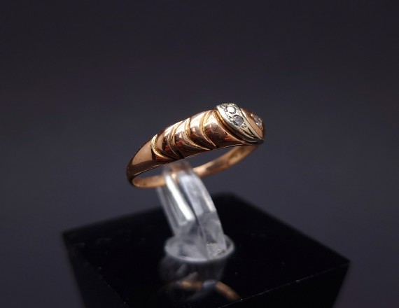 Gold ring with zircons