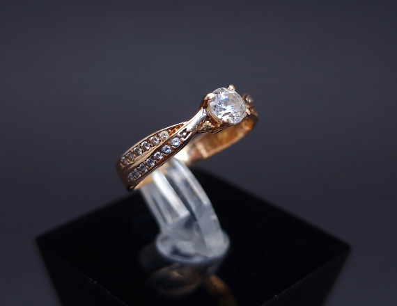 Gold ring with zircons