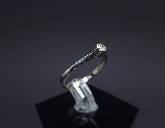 White gold ring with diamond