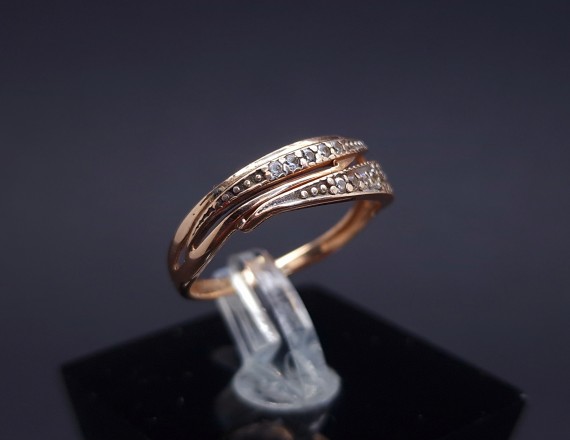 Gold ring with zircons