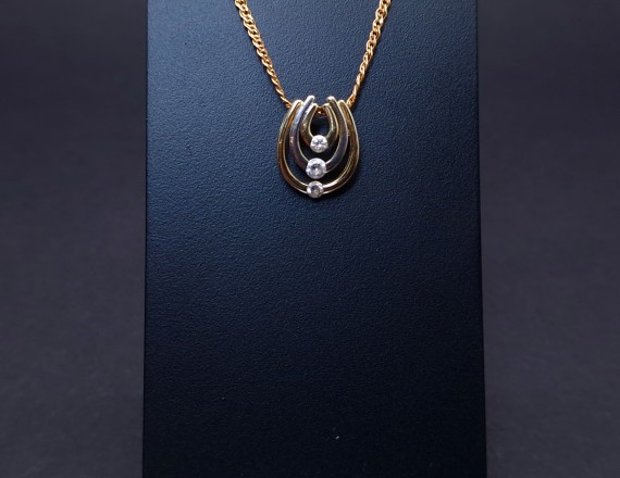 Gold pendant with zircons