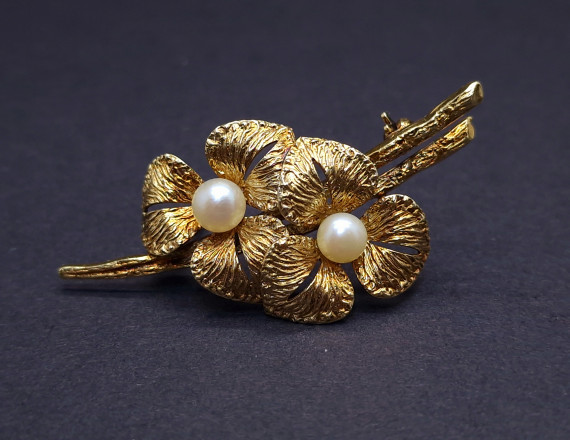 Gold brooch