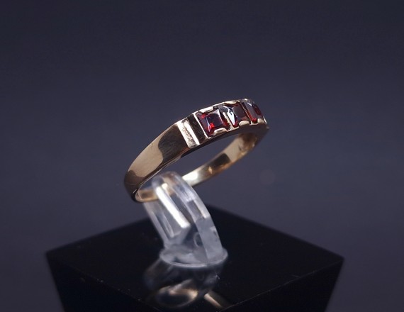 Gold ring with colored stones