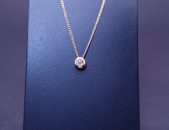 Gold chain and pendant with diamond